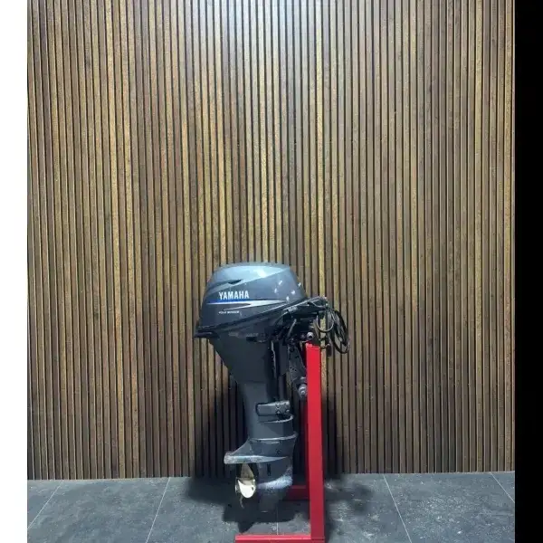 Yamaha 15 HP powertilt outboard engine